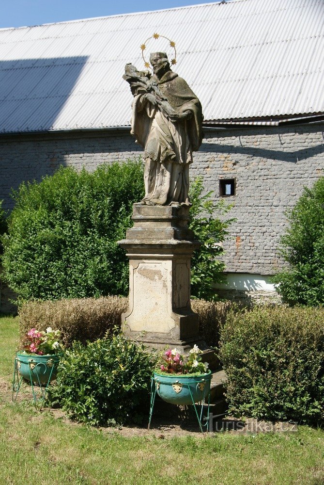 Pâque (près de Šternberk) - statue de St. Jan Nepomucký