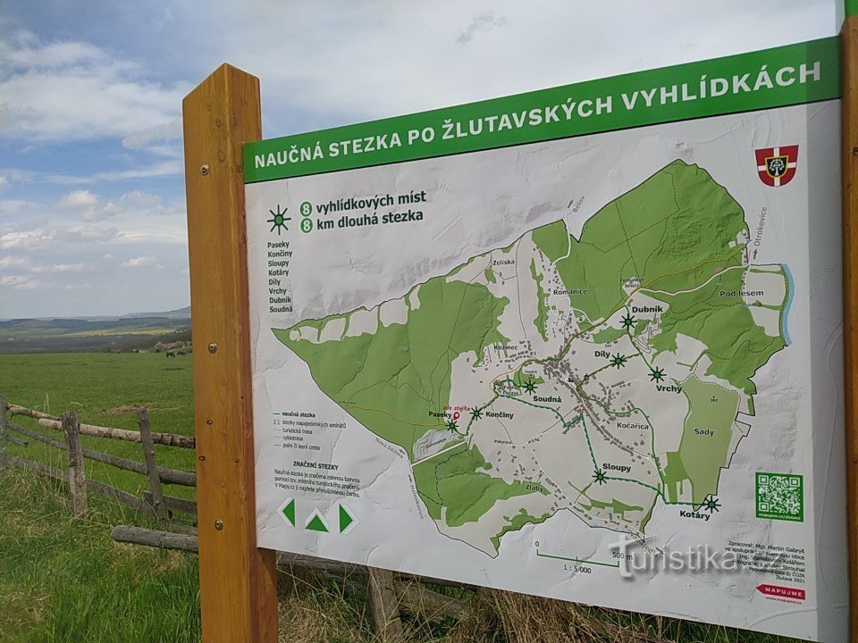 Prairies sur le sentier pédagogique après les belvédères de Žlutav