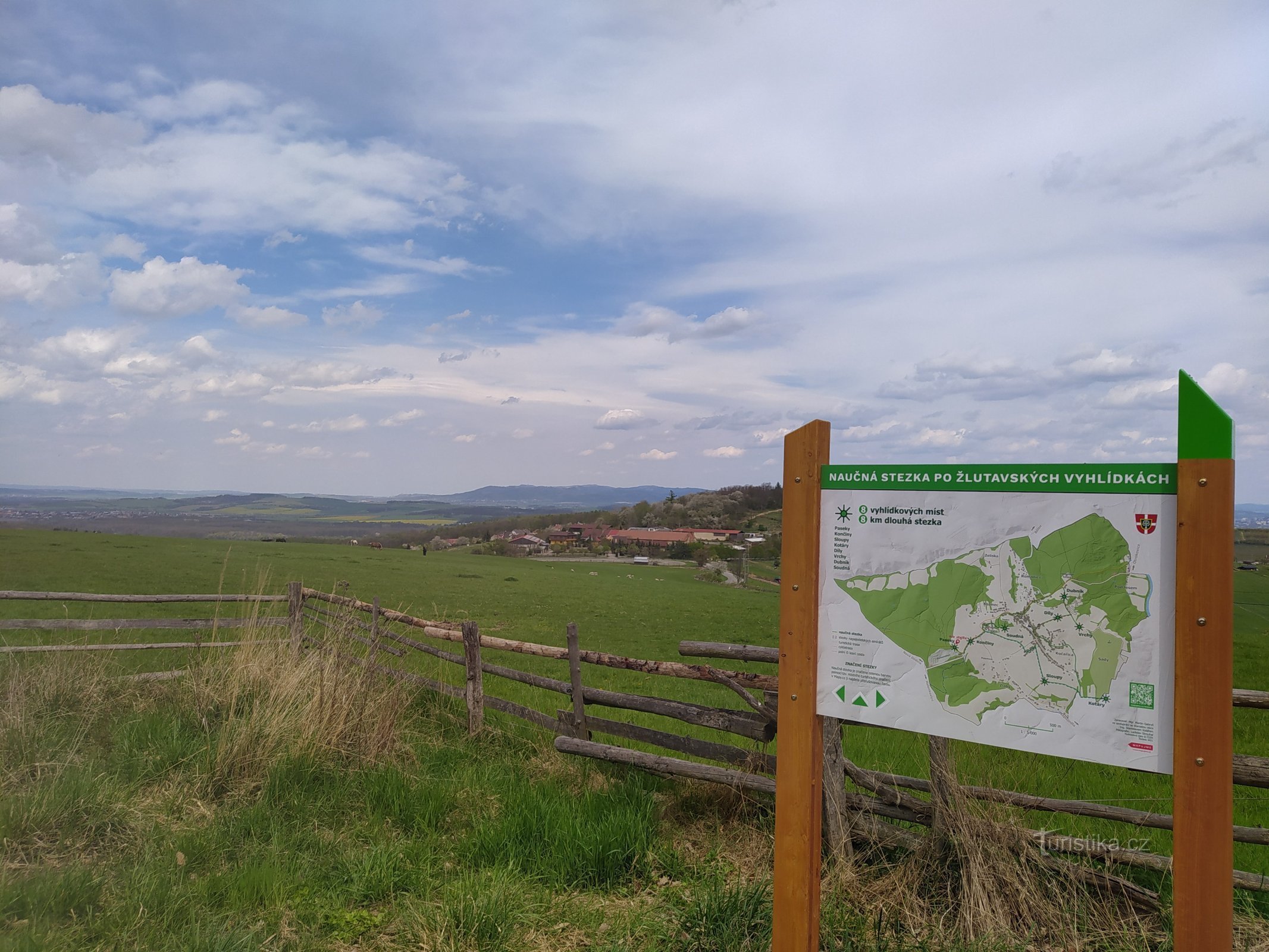 Prairies sur le sentier pédagogique après les belvédères de Žlutav