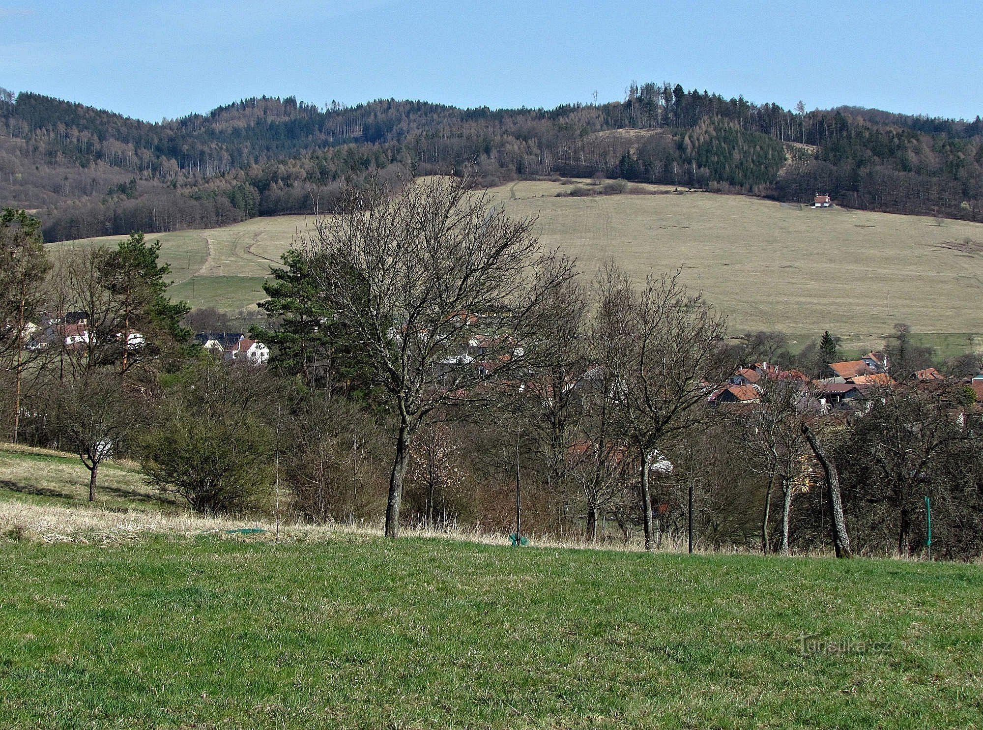 pasmo wzgórz nad Provodovem z Hvězda, Komonce, Bába, Brdo i kościołem w Maleniské