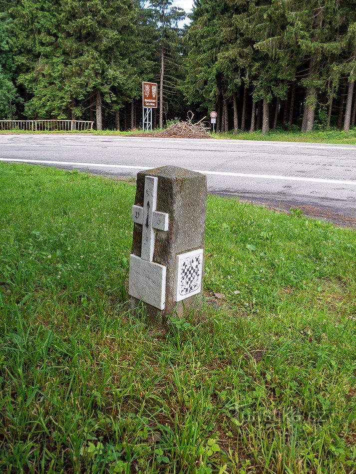 Bollard bên đường