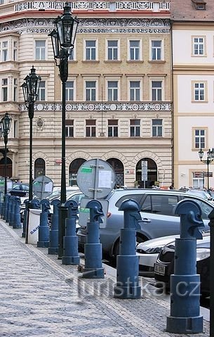 Bollards em Malostranské náměstí