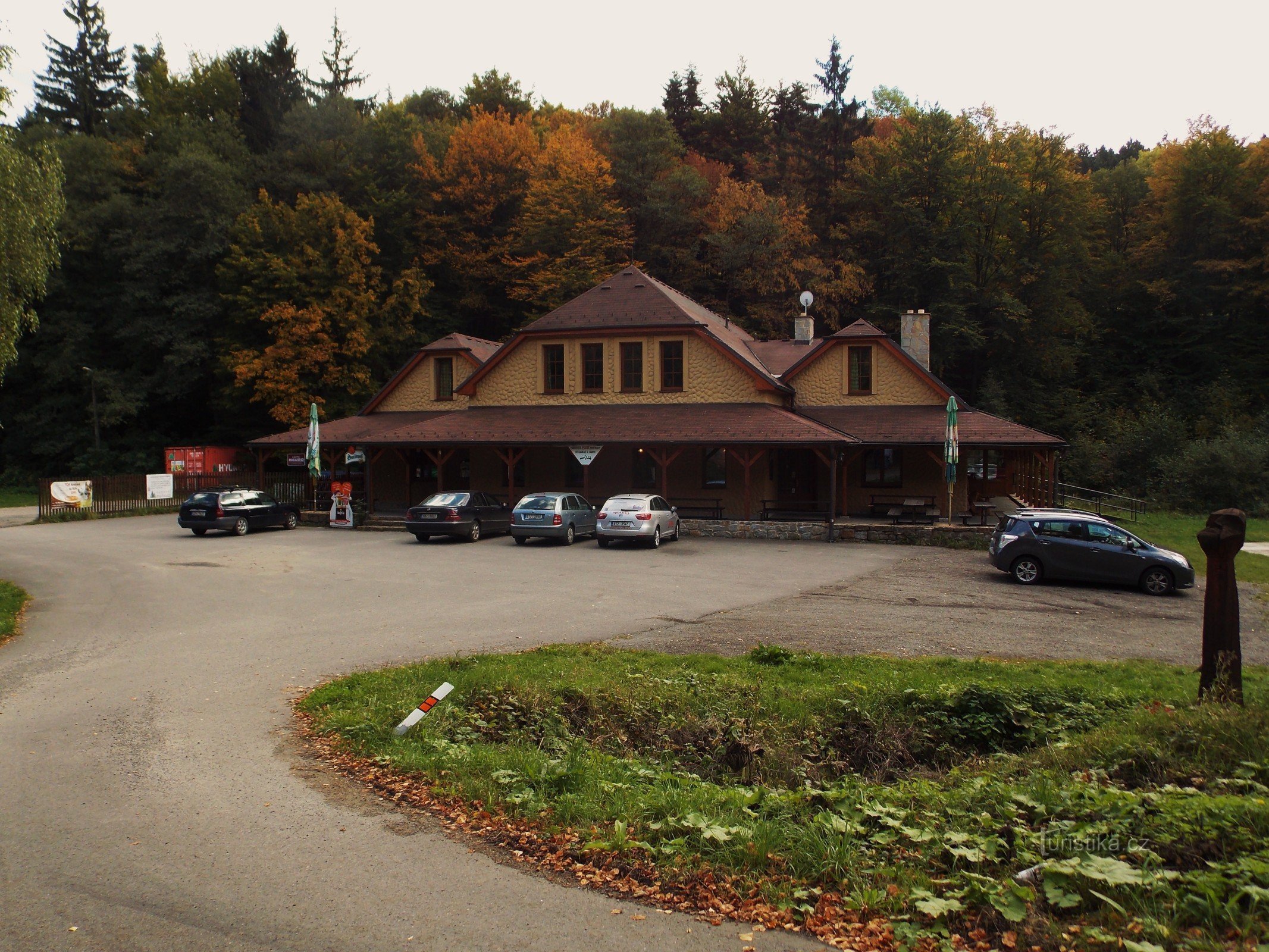Patriot Camp mit Hotel im Dorf Držková bei Zlína