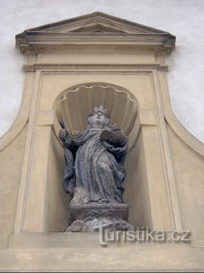 The patron saint above the entrance from Dvořák's embankment: St. Agnes Monastery on Františka je pavažo