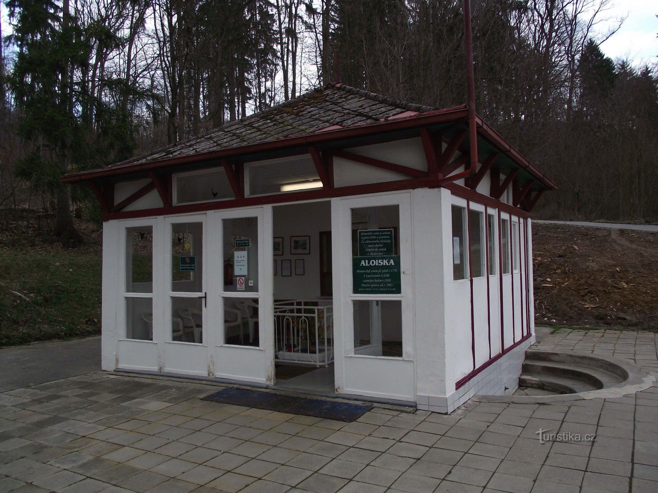 Paviljon Aloiska, slobodan izlaz desno