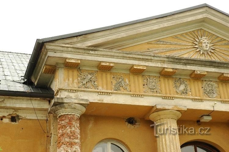 paviljong: Detalj av portiken (vacker klassisk arkitektur, där förutom acroterian ingenting