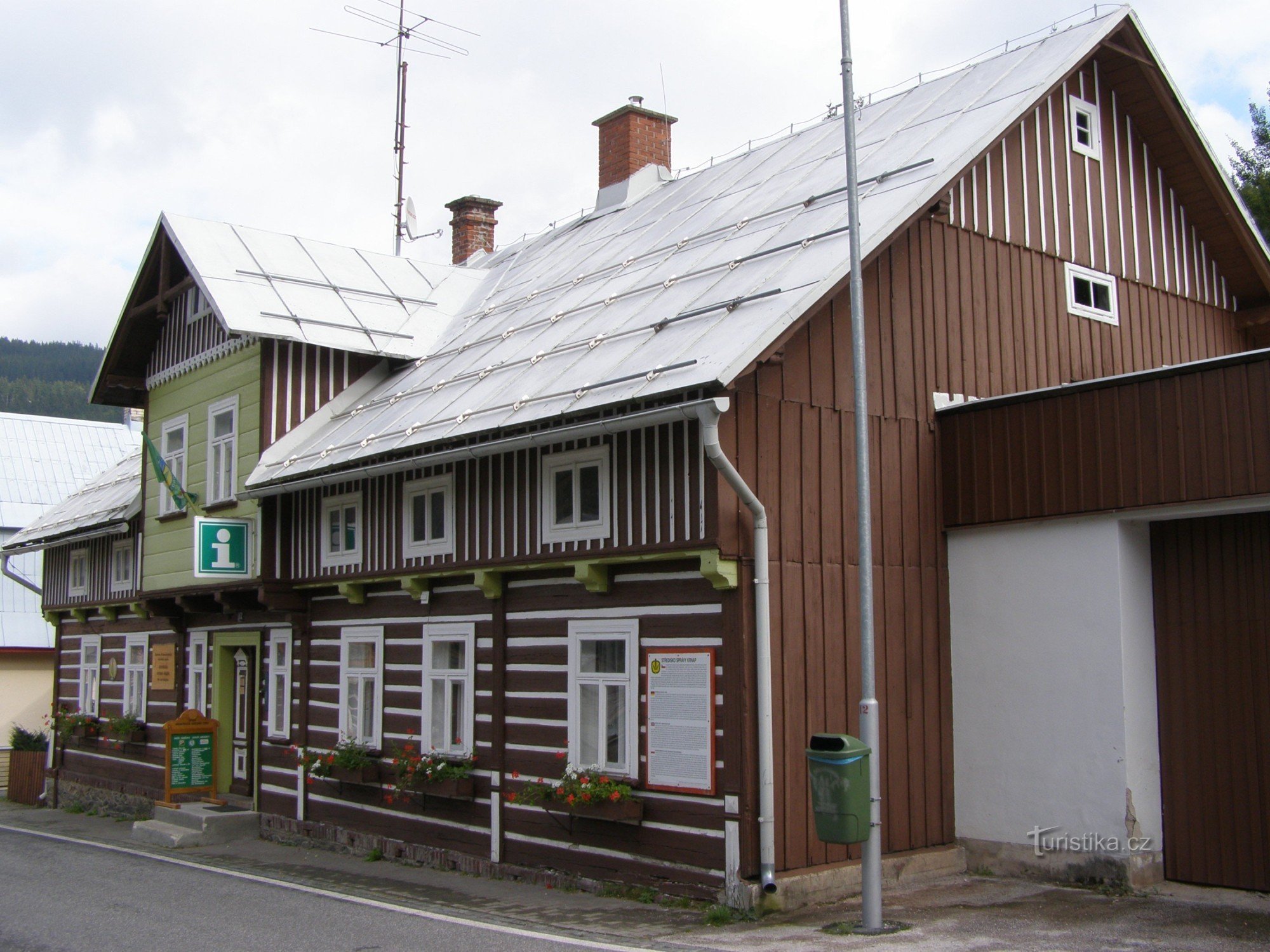 Pec pod Sněžkou - informationscentrum för KRNAP-administrationen