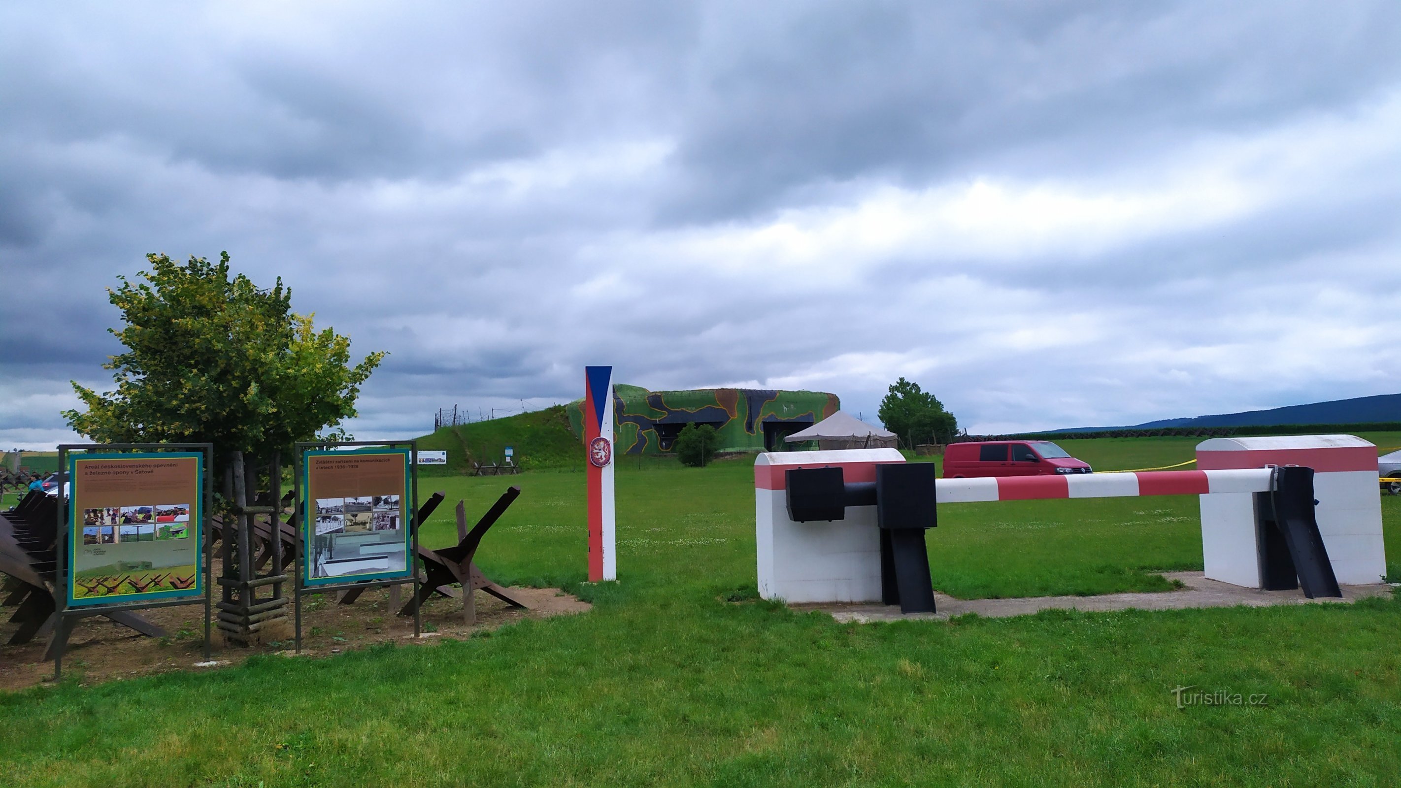 Pehotna blokovnica Vrt, pred njim mejna stebrička in Ippen barage