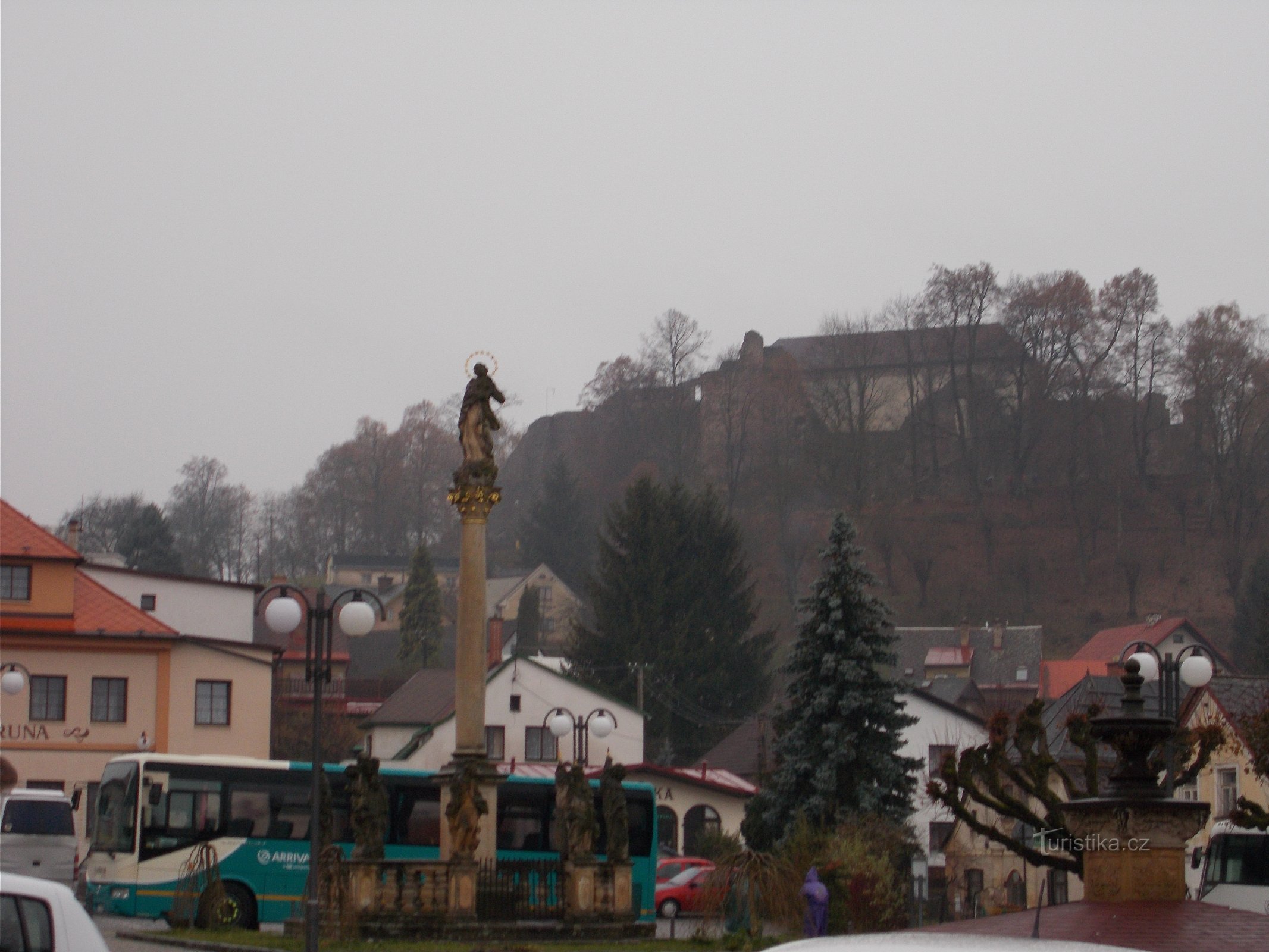 Pecka - Platz und Burg