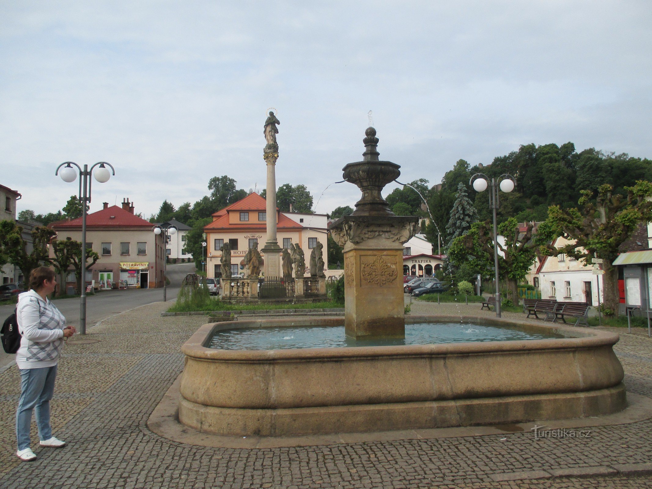 Pecka - piazza (cartello turistico)