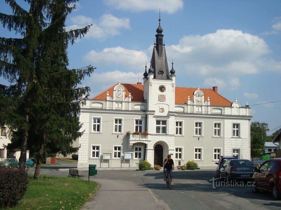 Pečky-Masarykovo náměstí-stadshuset från 1901-Foto: Ulrych Mir.