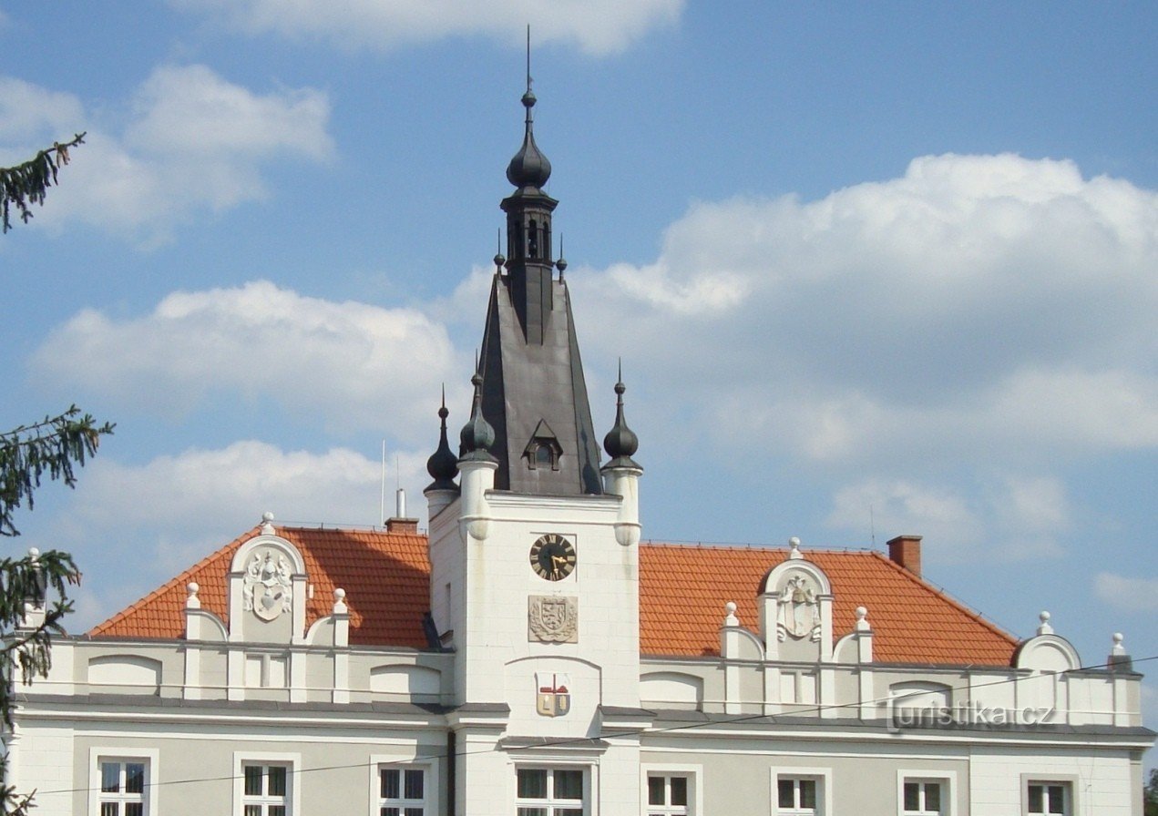 Pečky-Masarykovo náměstí-stadshuset från 1901-Foto: Ulrych Mir.