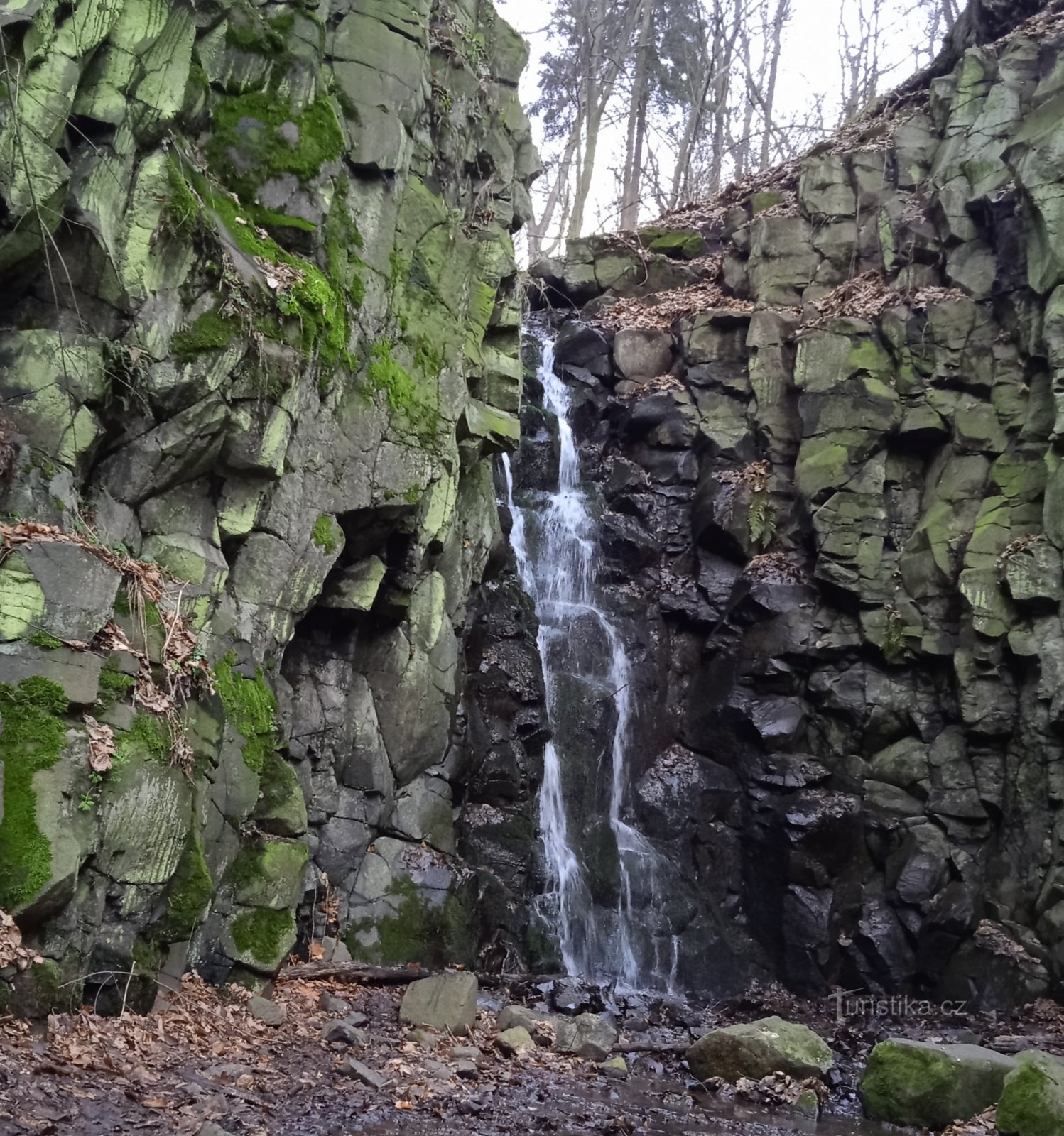 Cascada Pekelský y valle del arroyo Pekelské