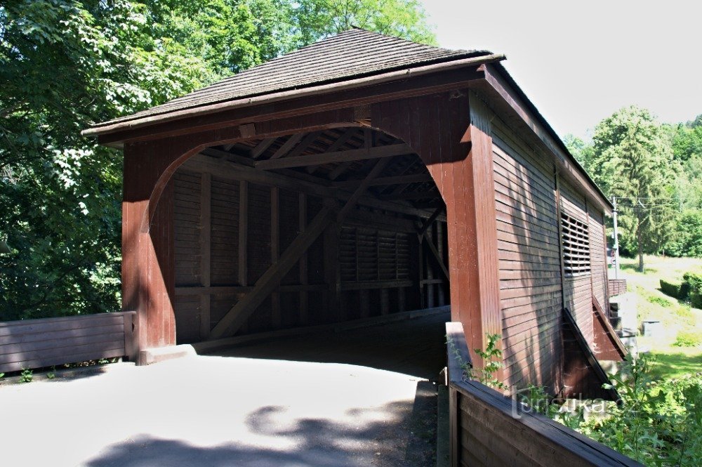 Peklo nad Zdobnicí (Vamberk) - puente de madera cubierto