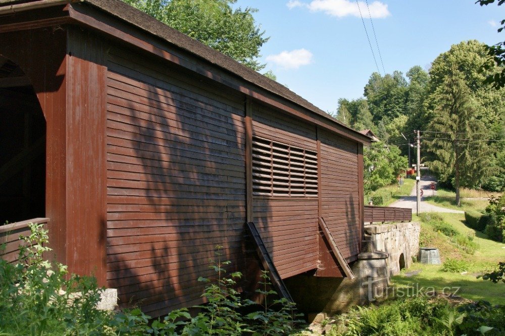 Peklo nad Zdobnicí (Vamberk) - puente de madera cubierto