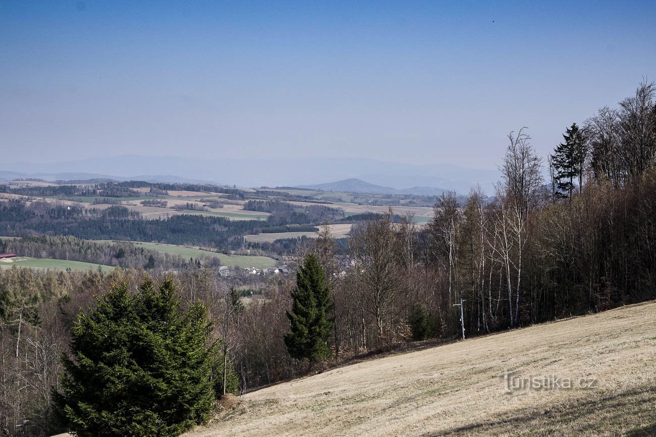 Gut sichtbar sind Senová und Hrubý Jeseník im dichten Dunst