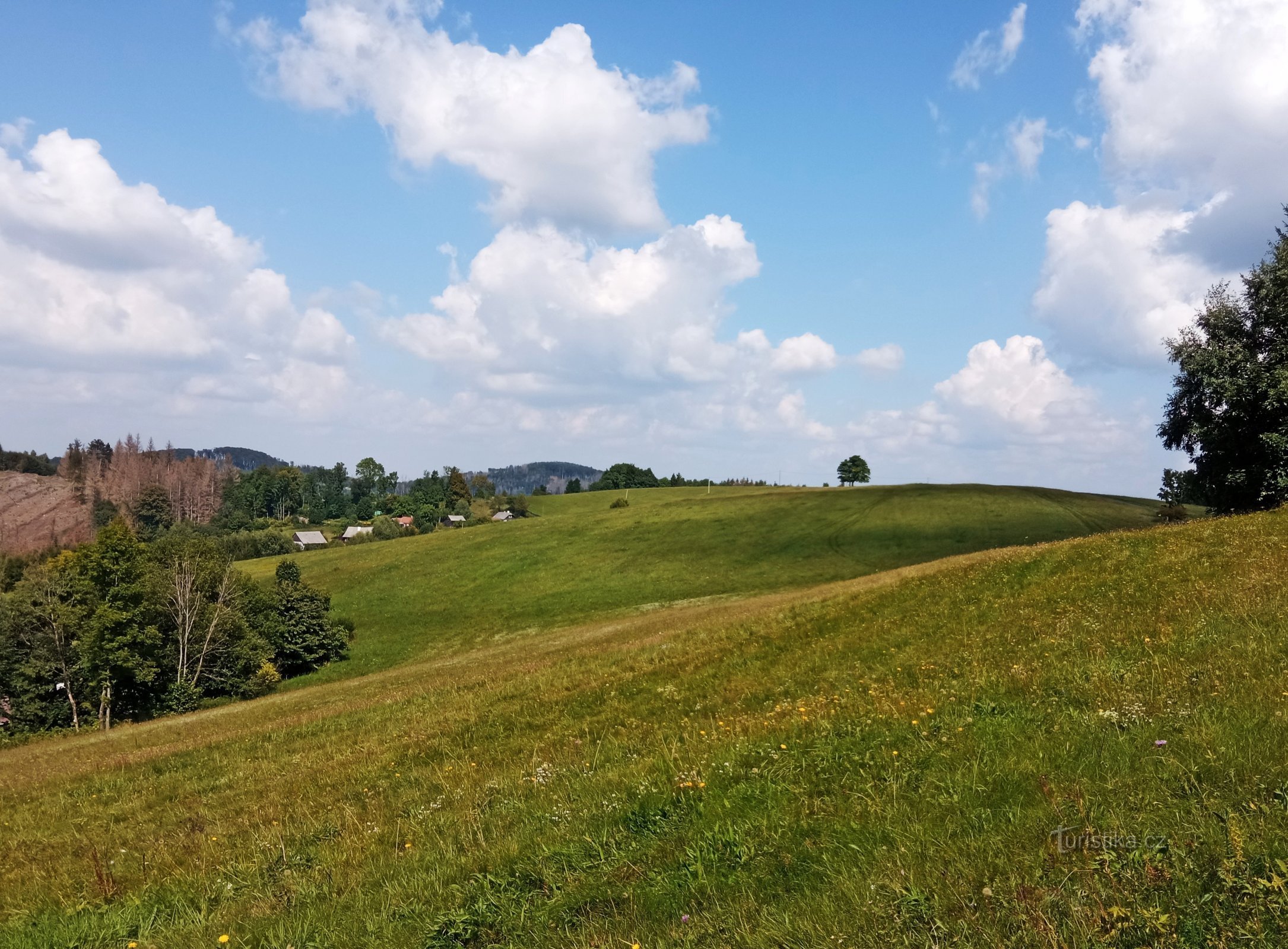 Der Hügel Bludný nad Hošťálková ist ein schöner Ort zum Wandern