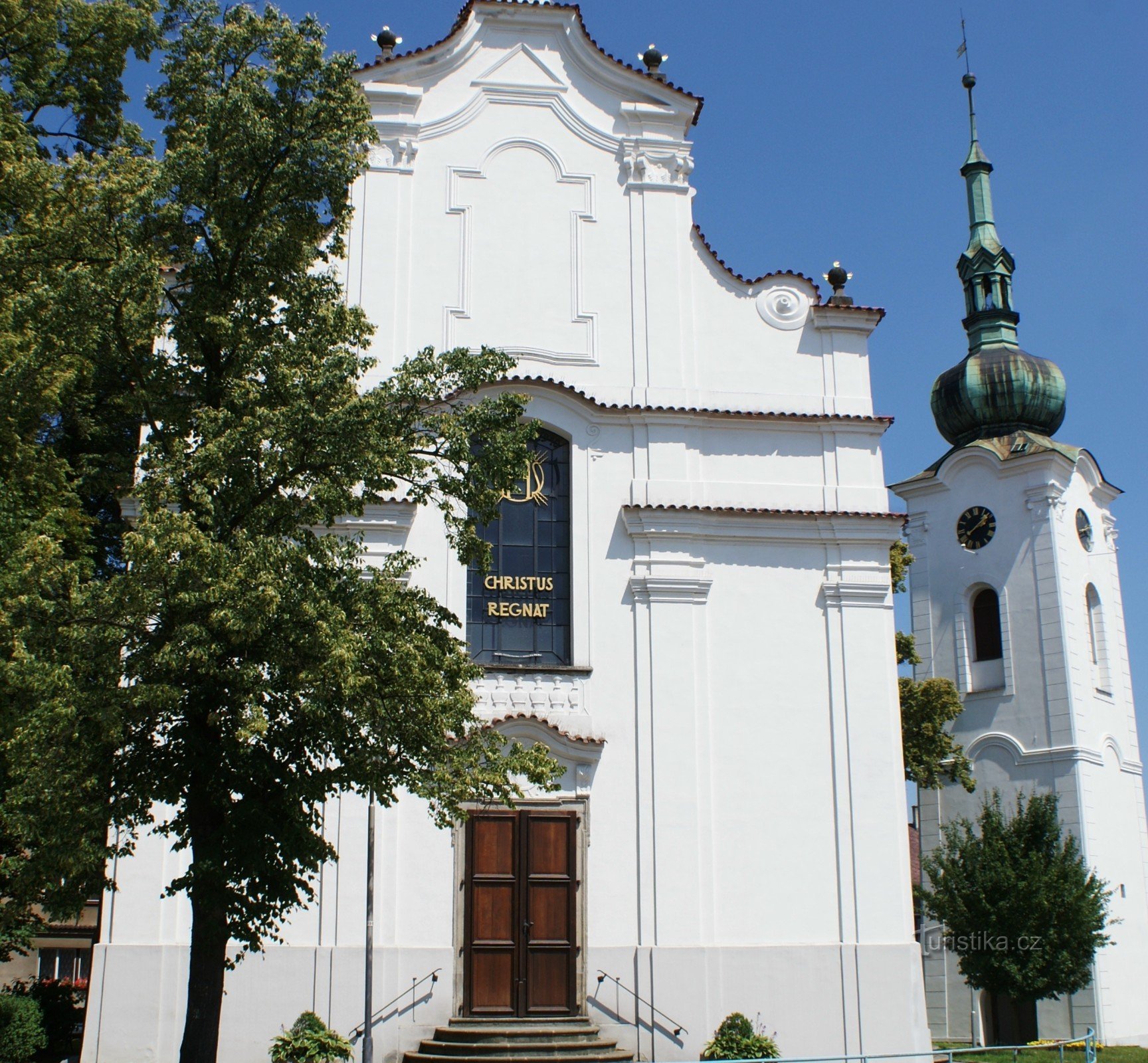 Pelhřimov - iglesia de St. Bienvenida con toque de campana