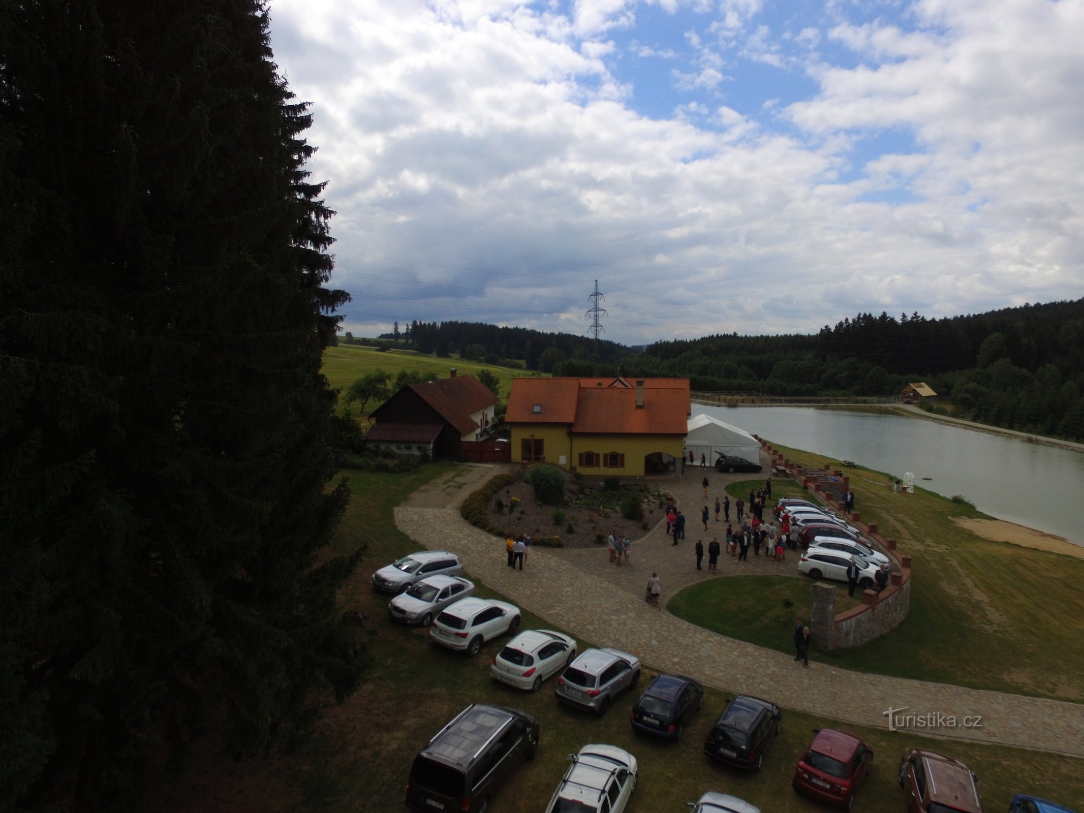 Gästehaus und angrenzender Parkplatz