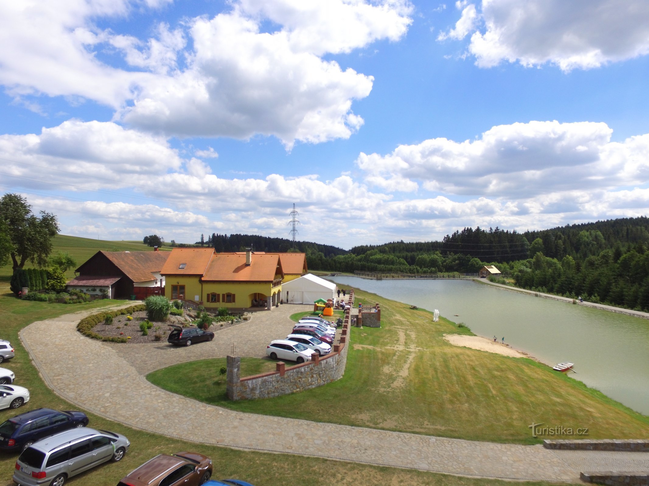 Gästehaus und angrenzender Parkplatz