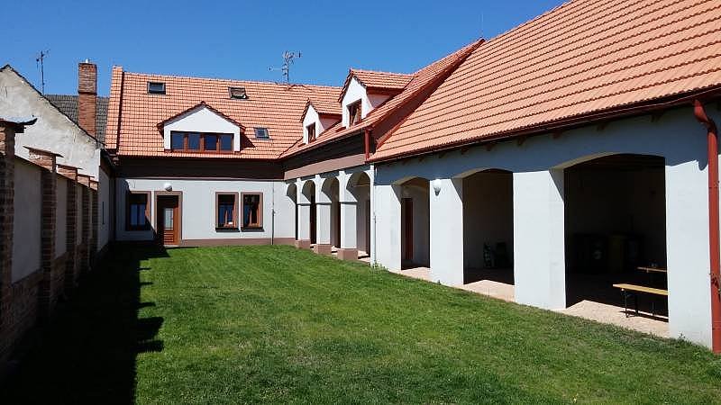 Pensão Dolní Dunajovice - quintal e celeiro