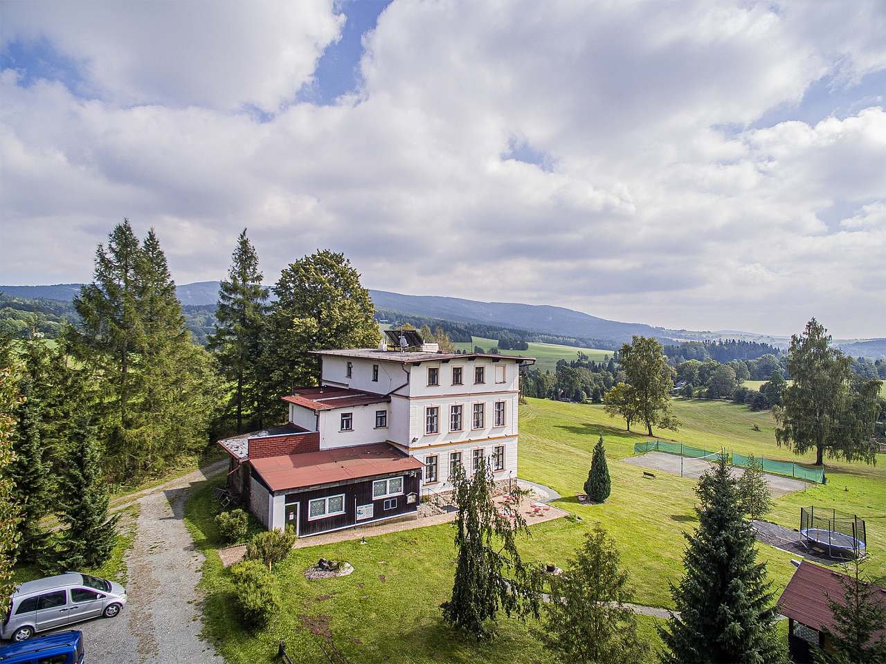 Pensionatet er semi-afsondret Dronefoto.