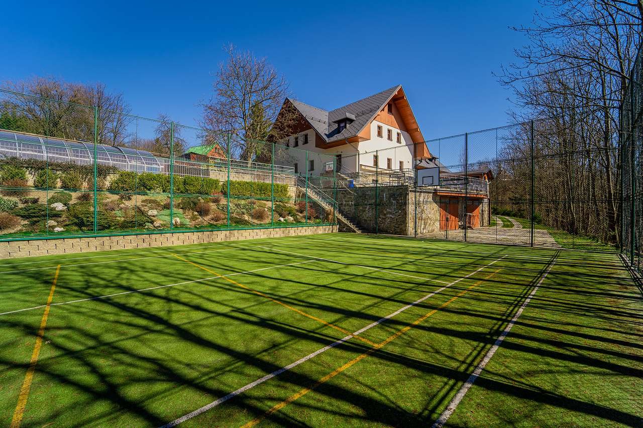 Penzion nad vodopády s bazénem - pohled od hřiště