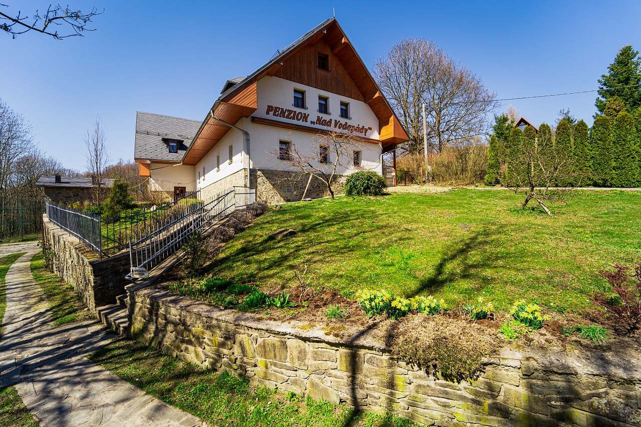 Penzion nad vodopody mit Schwimmbad Unterkunft Rešov