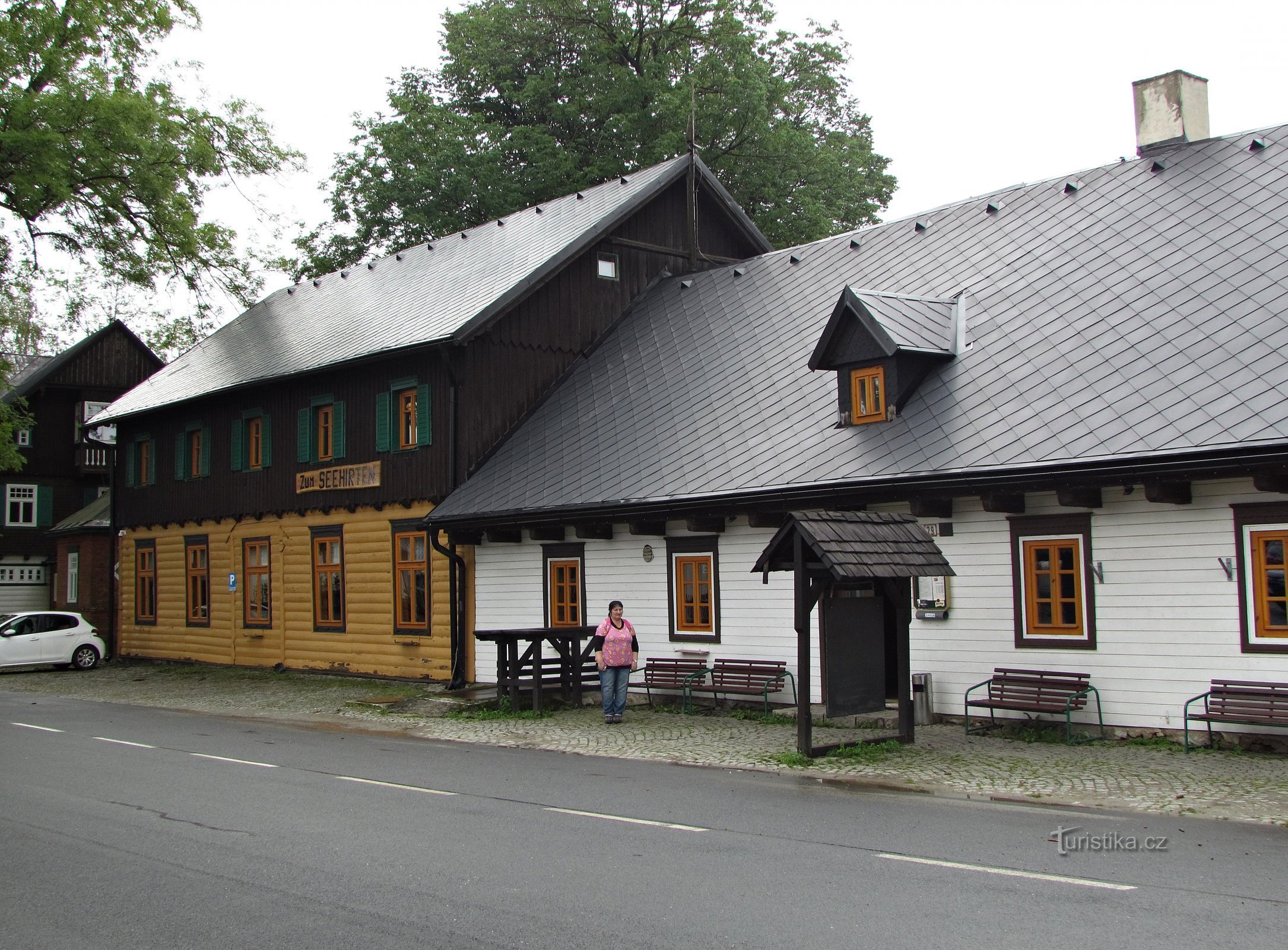 Gästehaus mit Stühlen