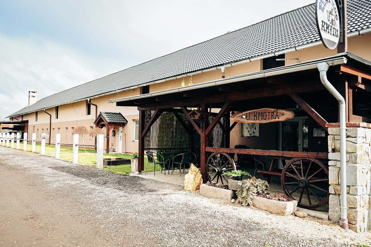 Penzion U Kmotra - hlavní vchod do penzionu a přilehlá pergola pro hosty