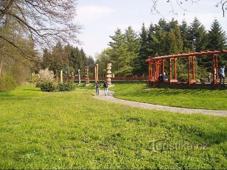 Pérgola e esculturas de madeira