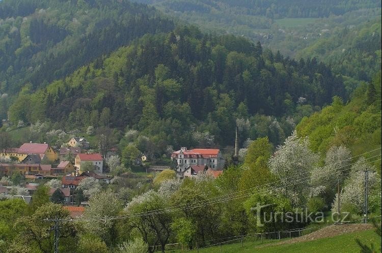 Perštejn: Perštejnの村の上にある廃墟のある丘