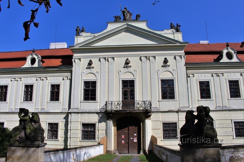 Peruc, la façade ouest du château