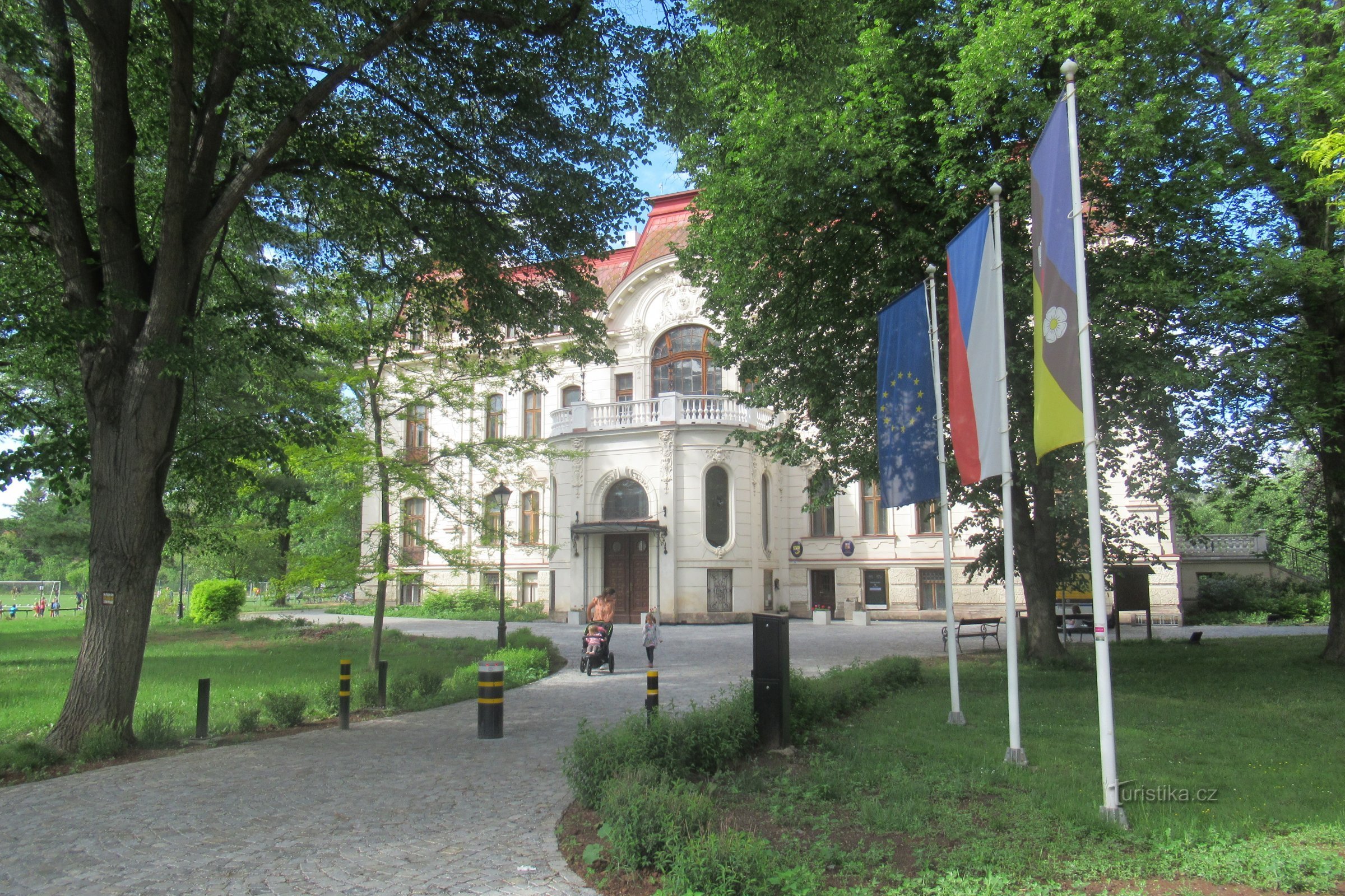 Pěší příchod k místní radnici