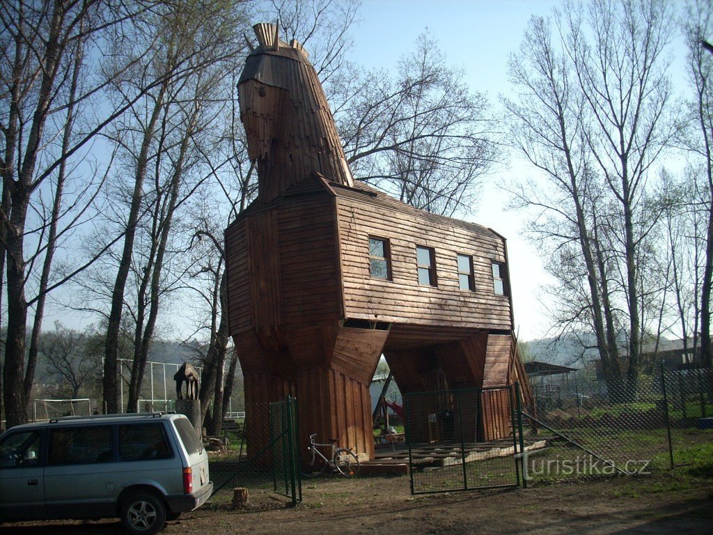 Pieszo, rowerem lub pociągiem do Máslovice