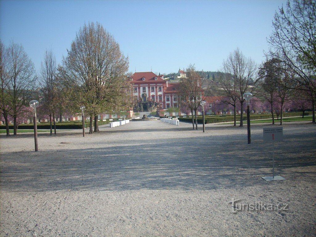 Zu Fuß, mit dem Fahrrad oder mit dem Zug nach Máslovice