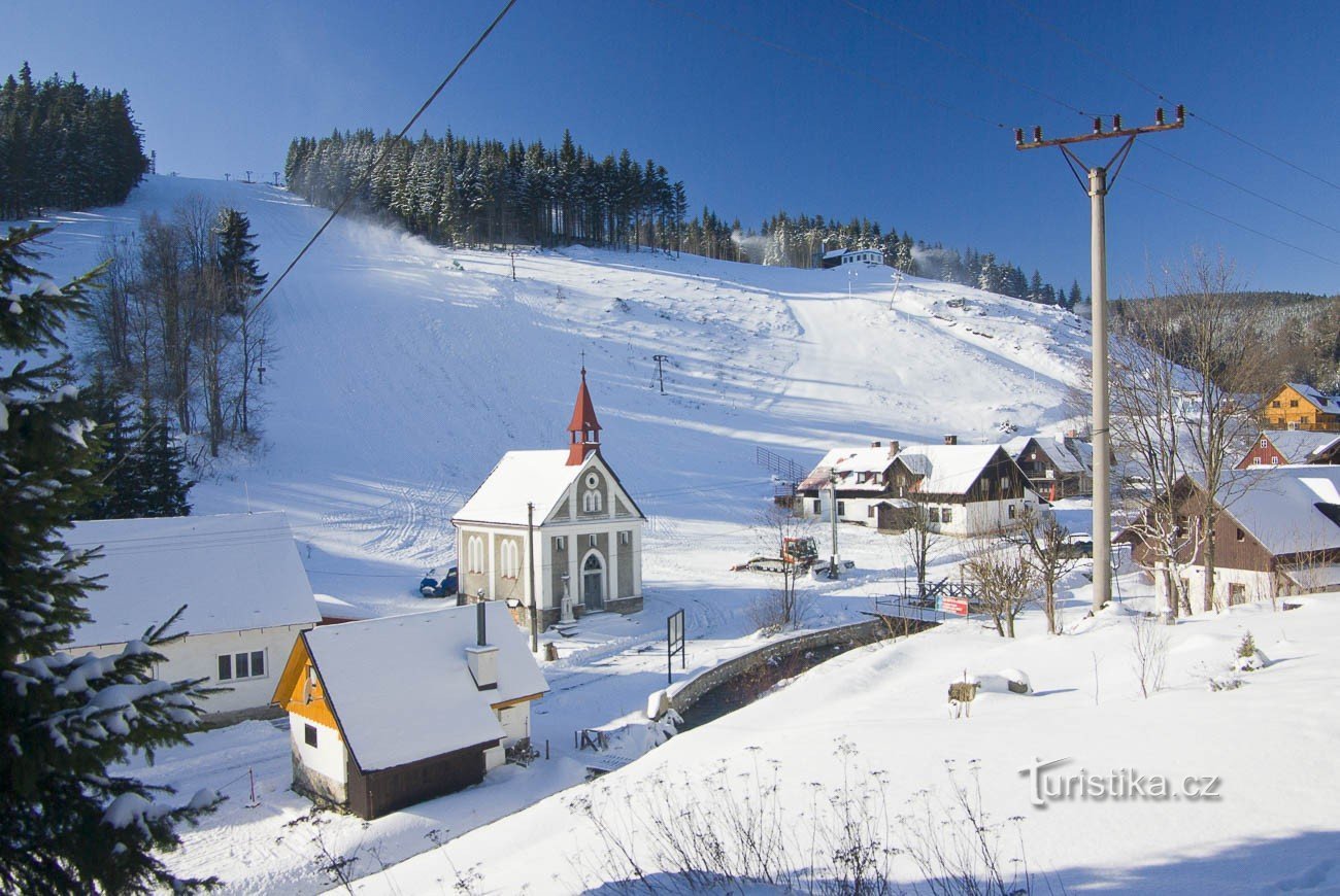 Petříkov mit einem Skigebiet