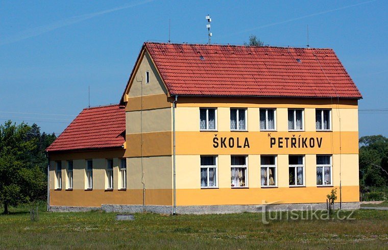 Petříkov - škola