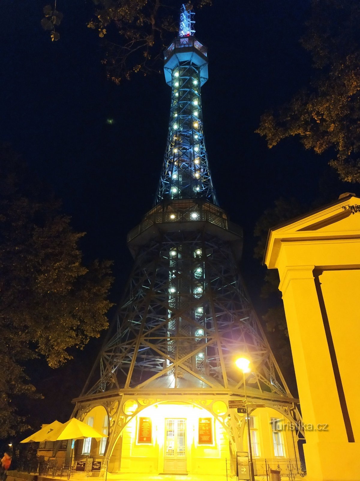 Petřín nocą.