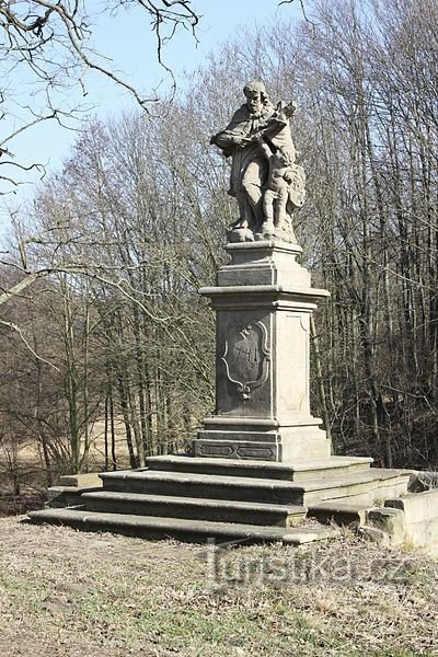 São Petersburgo - a estátua de São João de Nepomuk na lagoa Finkova