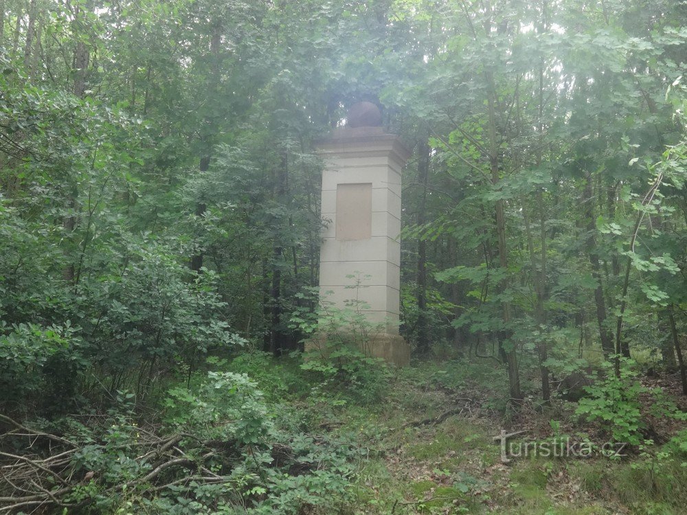 St. Petersborg - Stebensky-obelisk med en bold på toppen