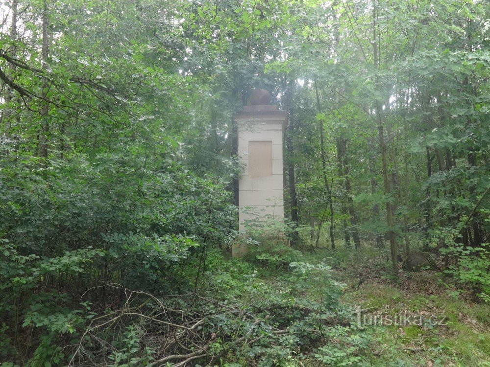 St. Petersburg - Stebensky-obelisk met een bal erop