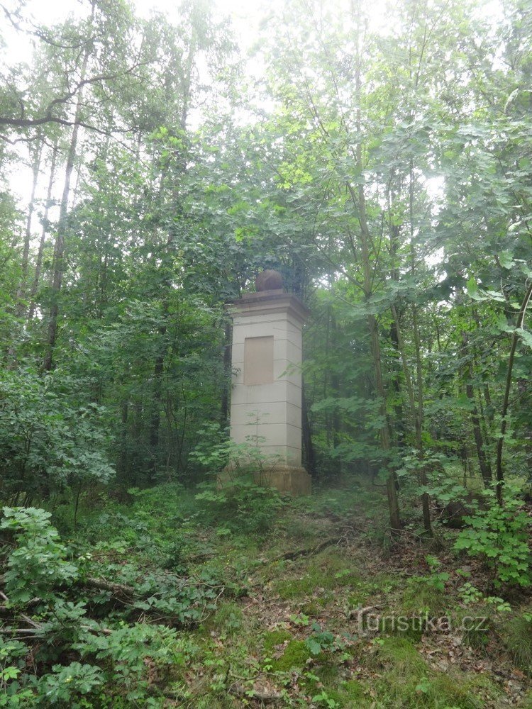 Pietari - Stebensky-obeliski, jonka päällä on pallo