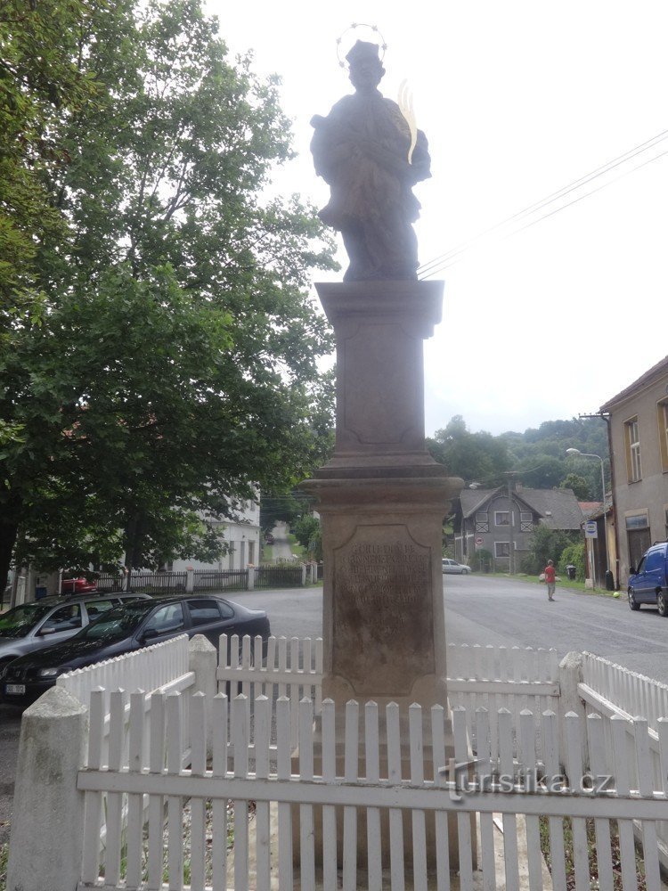 Saint-Pétersbourg (en Bohême) et deux statues de St. Jan Nepomucký