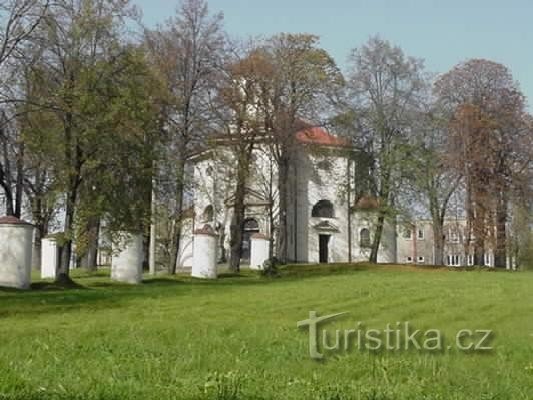 Petřvald - église et chemin de croix