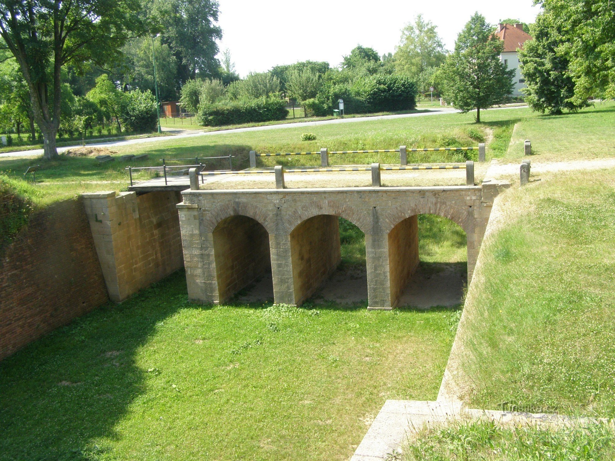 Josefovin linnoitus - kaivettu silta