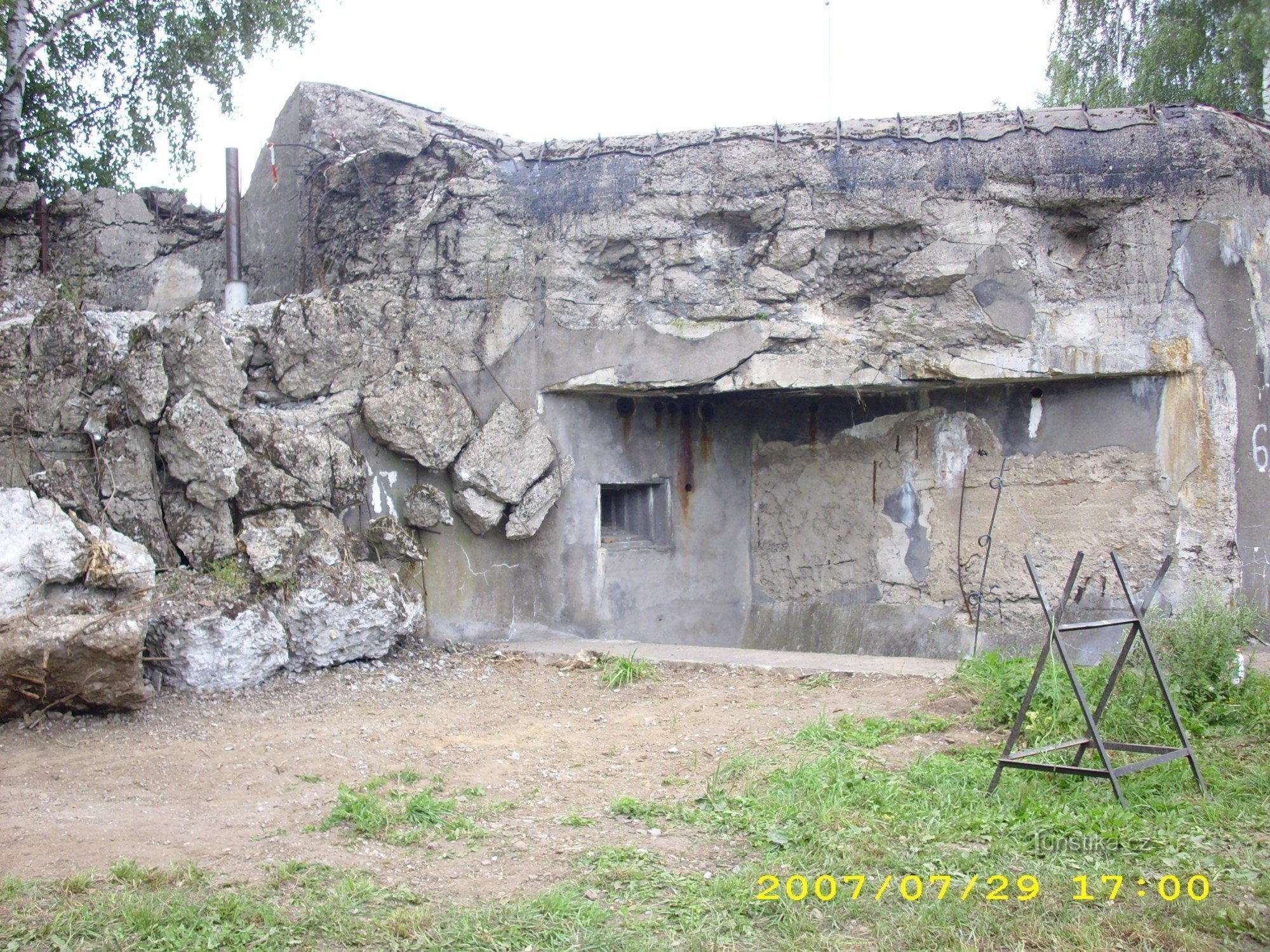 Eine Festung mit einer kaputten Glocke.