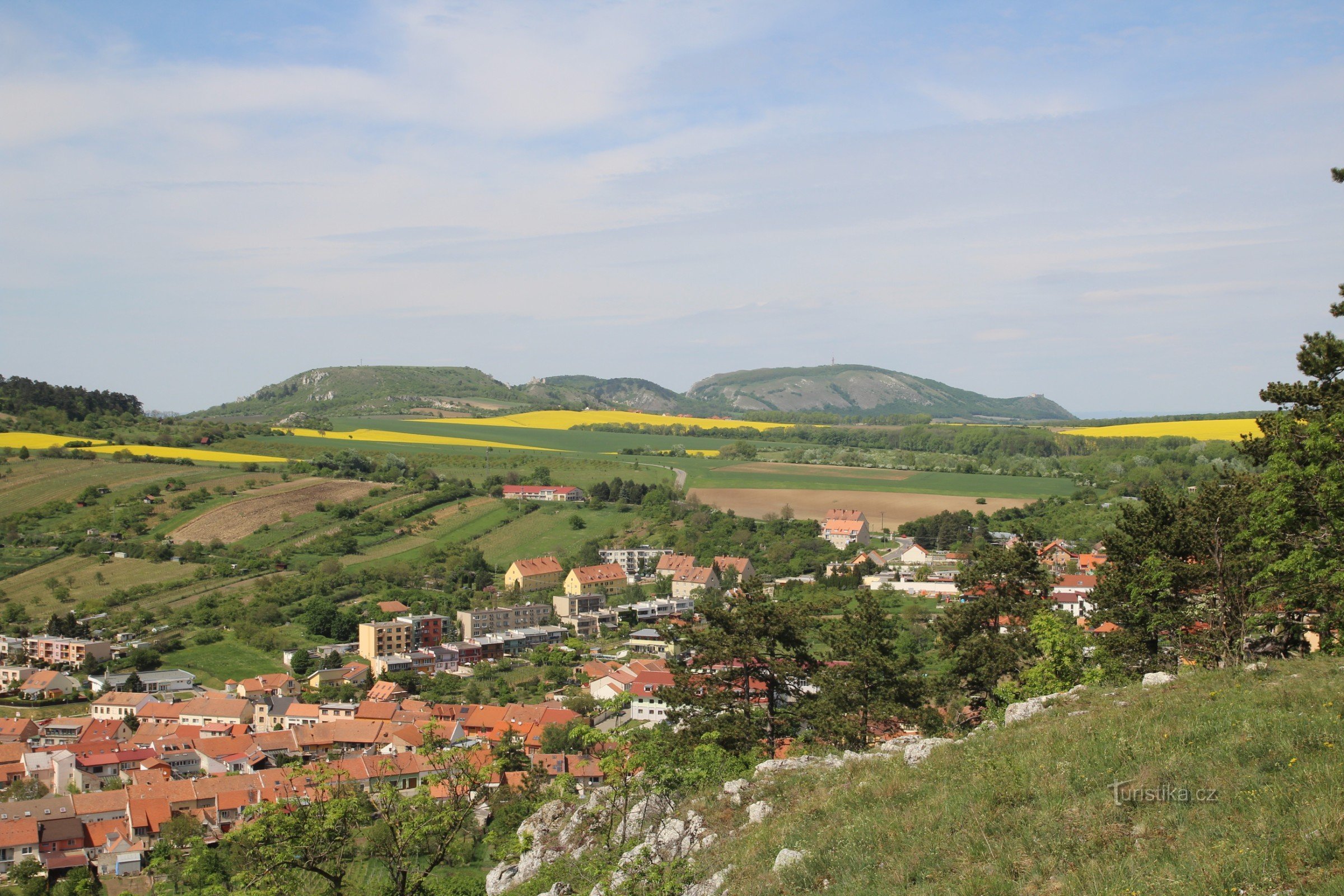 Vista da parte de trás do cume com Solová hora, Kotel e Děvín