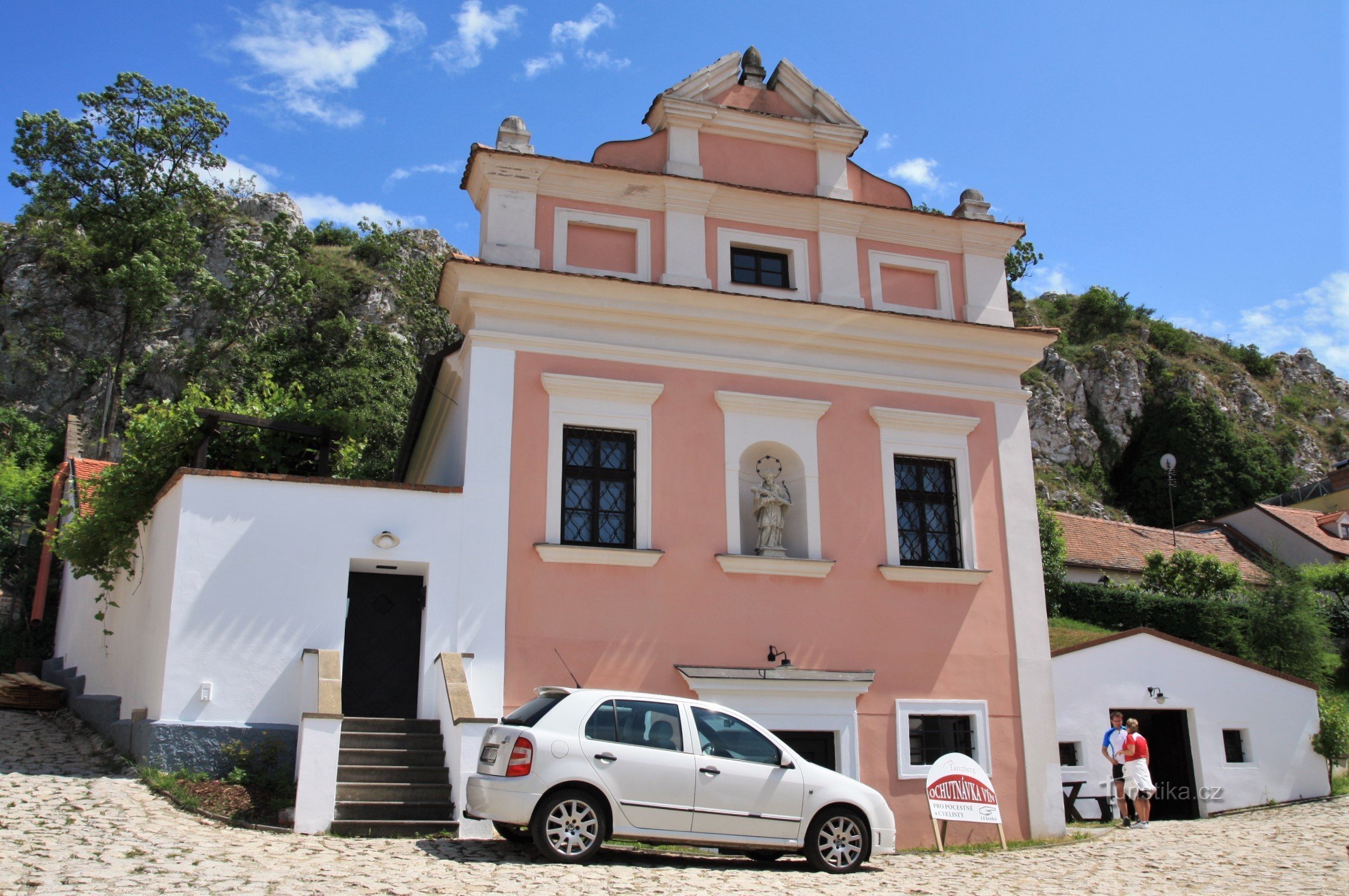 Casa escolapia bajo el Cerro Santo