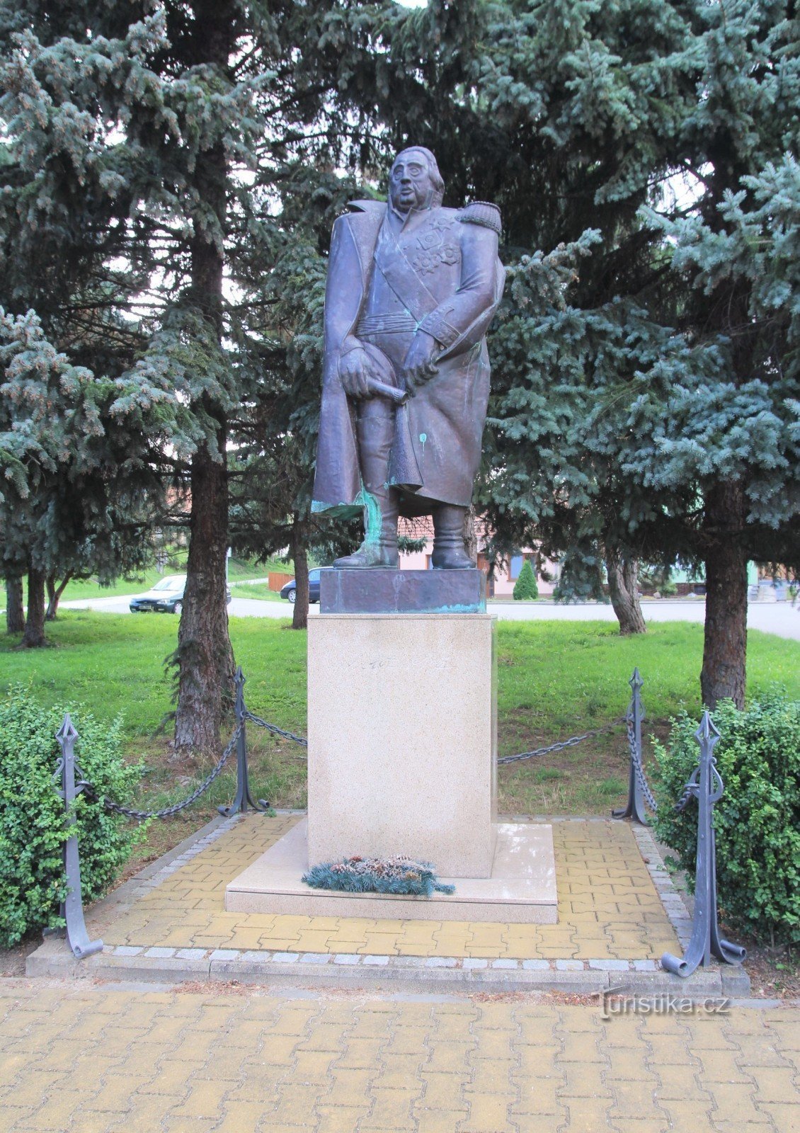 Un lăcaș de cult în parc cu o statuie a domnului război